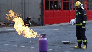 煤气罐着火先关阀门还是先灭火呢,煤气罐着火是先灭火还是关阀门