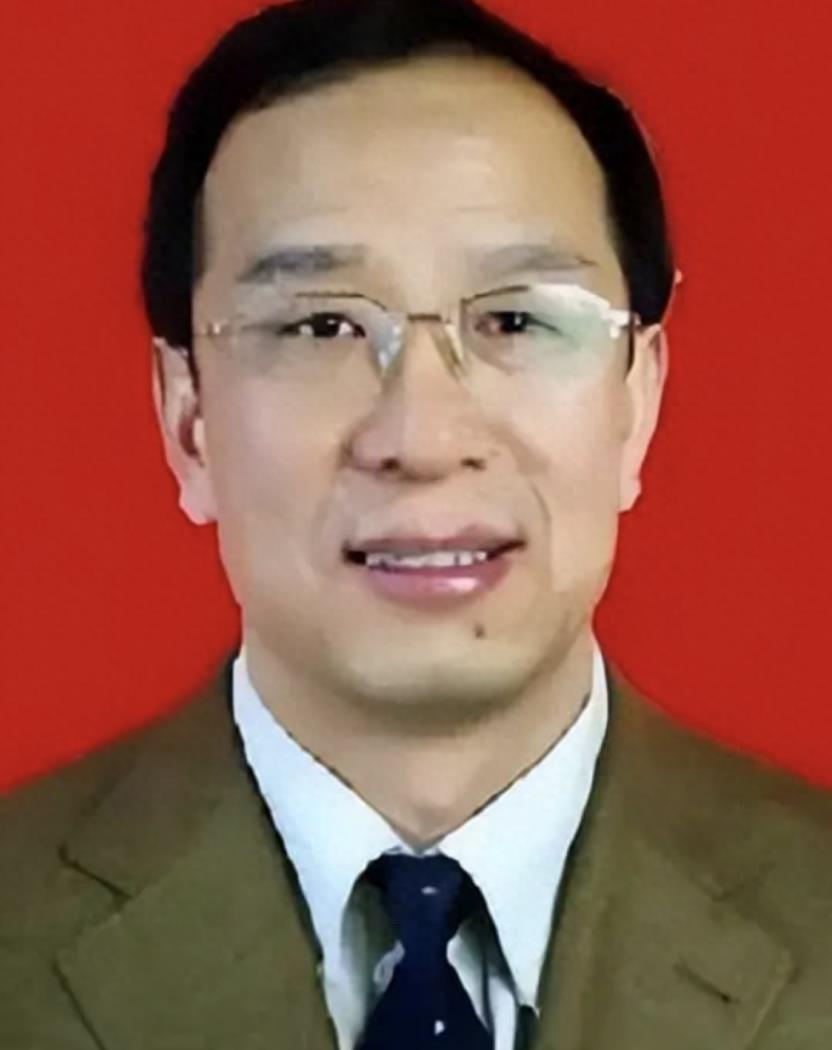 黑暗背后的勇者：年轻女护士遭受痛苦，高中男友义无反顾