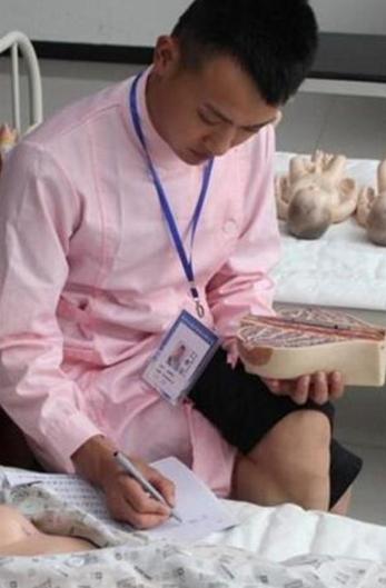 90后转行做月嫂,90后小伙转行做催乳师