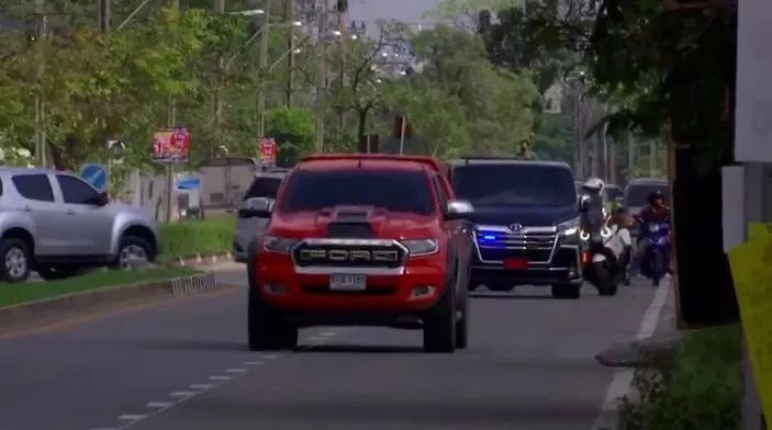 “灰产五虎”再折一人！私人飞机房产近百辆旅游巴士被警方查扣