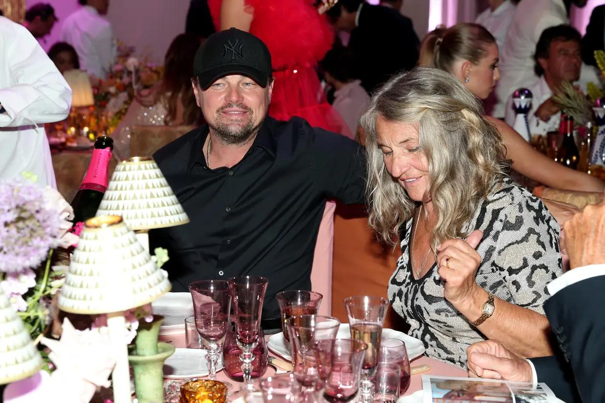 小李子办游艇派对女友庆生,小李子和朋友一起在游艇度假