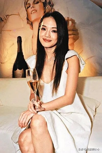 献身大佬一脱成名，私交混乱又当又立，“硬盘女神”舒淇现形记