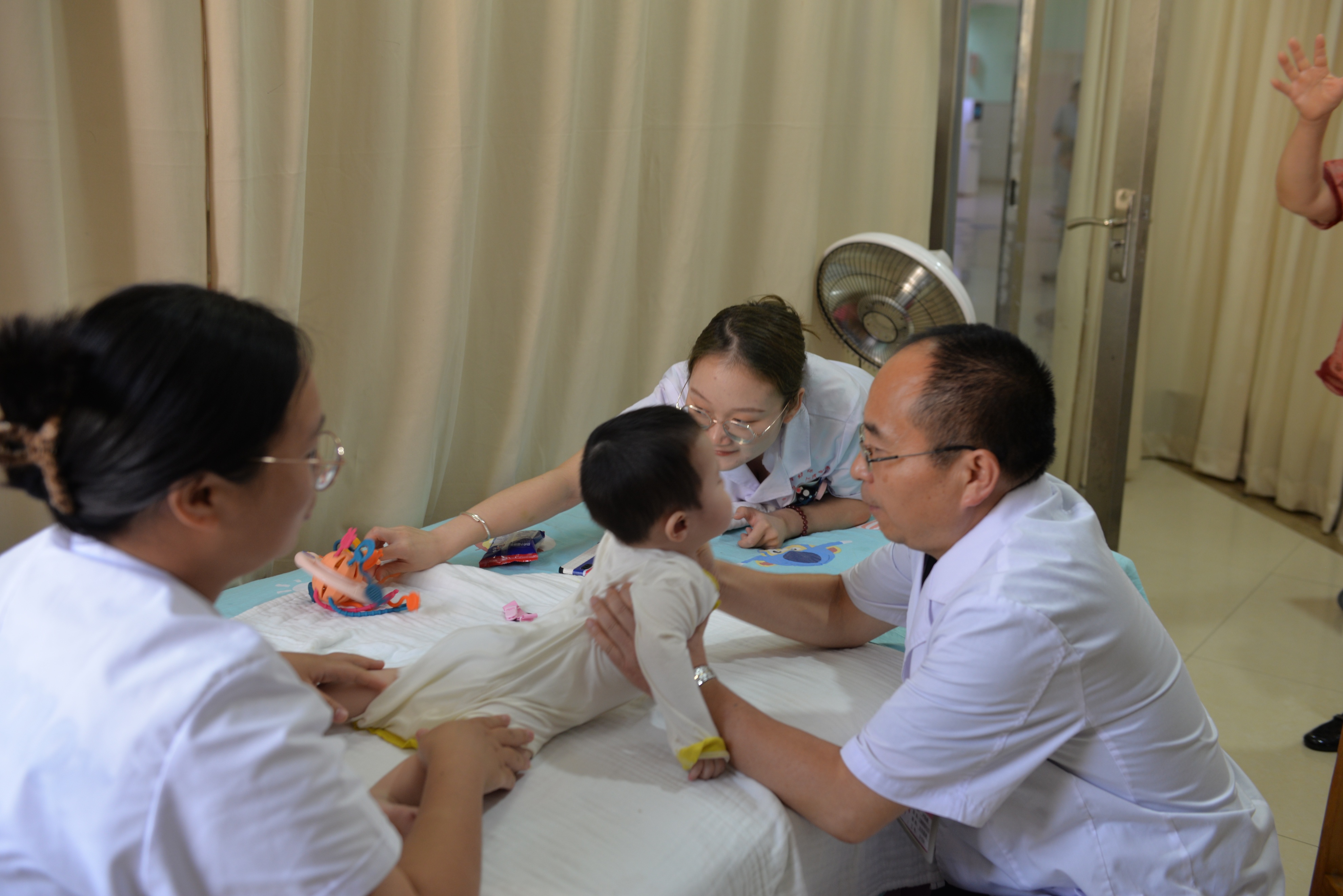 【名医风采】卢跃鹏：康复患儿的守护天使