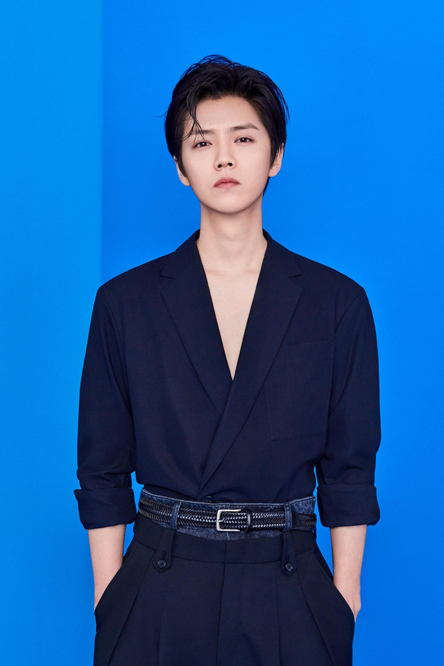 鹿晗踢球照曝光头发油腻满脸胡渣,鹿晗现状