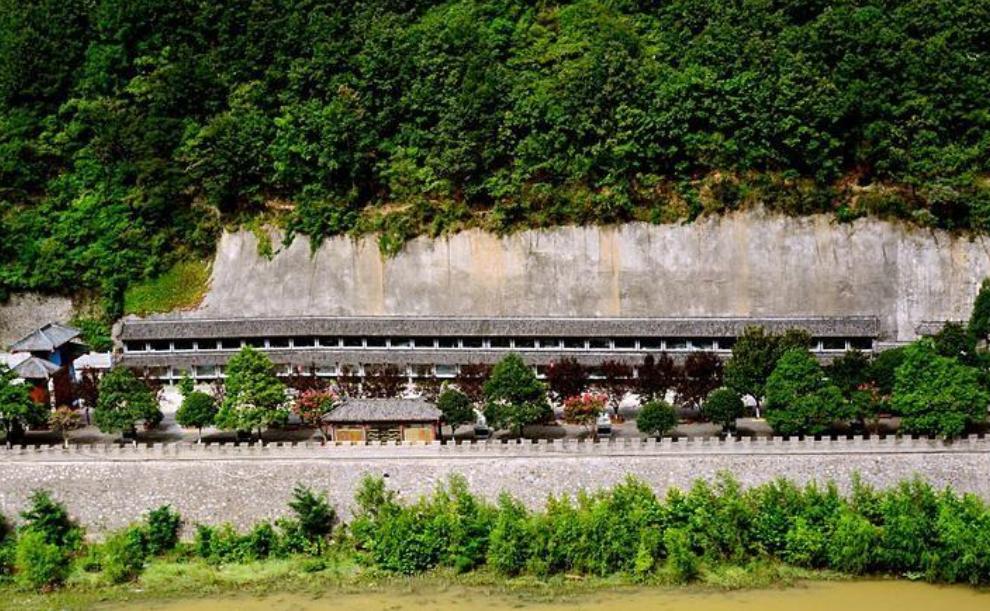 虚与委蛇和礼度委蛇的区别,虚与委蛇和虚以委蛇有什么不同吗