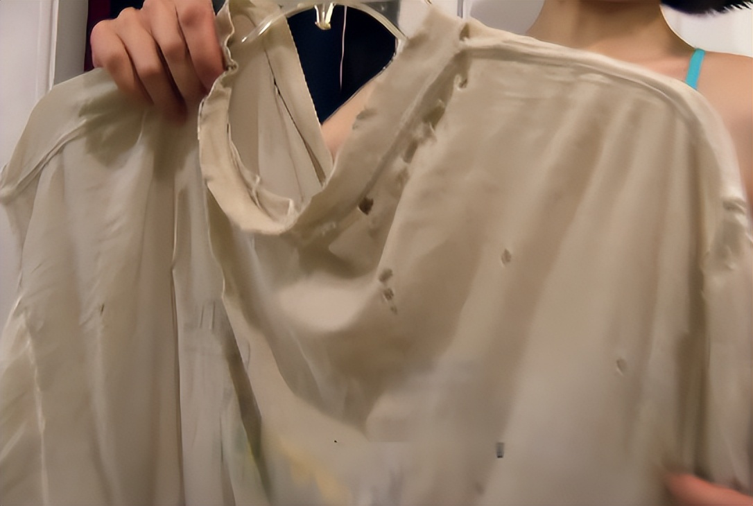 12年前哈佛毕业生为买房,厕纸反复用,棉袜穿成*袜丝**,买了几套房？