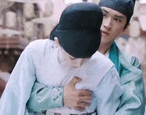 撩汉、乱认爸、男男接吻，这6位明星是没分寸感，还是“耍流氓”