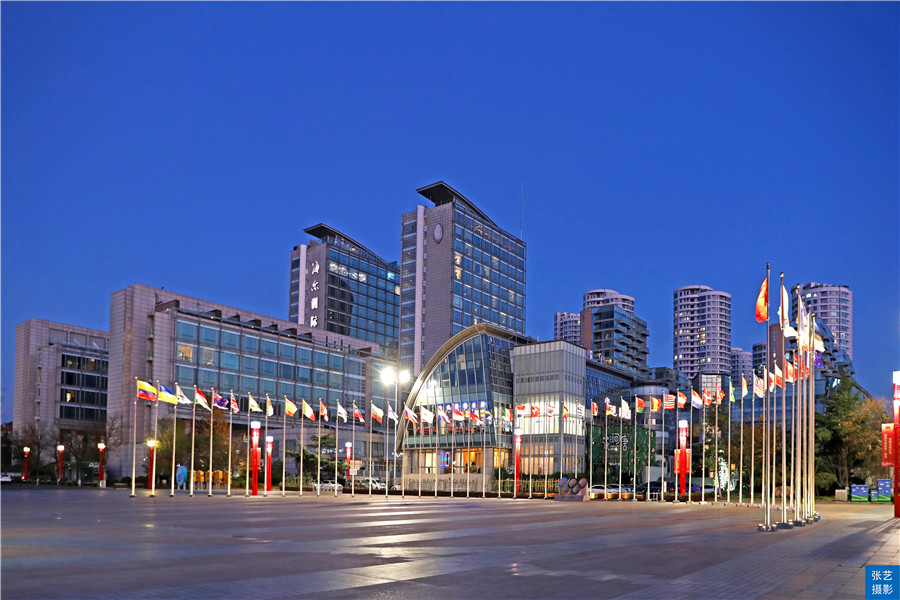 青岛作为中国宜居的旅游城市,青岛黄岛区维多利亚湾的周边环境