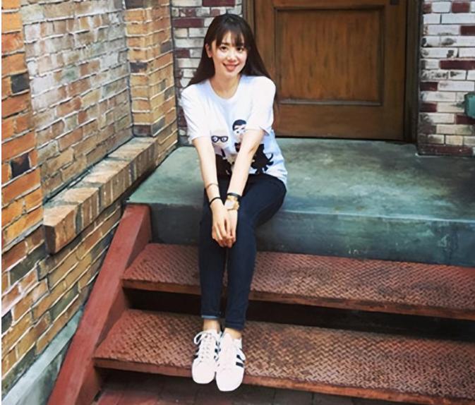 国足太太团斗艳美如画,国足太太团真实身材