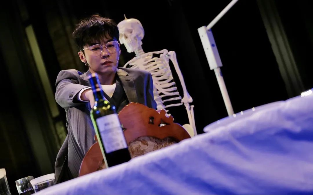 我穿着防爆服被观众暴打,但演出不能停