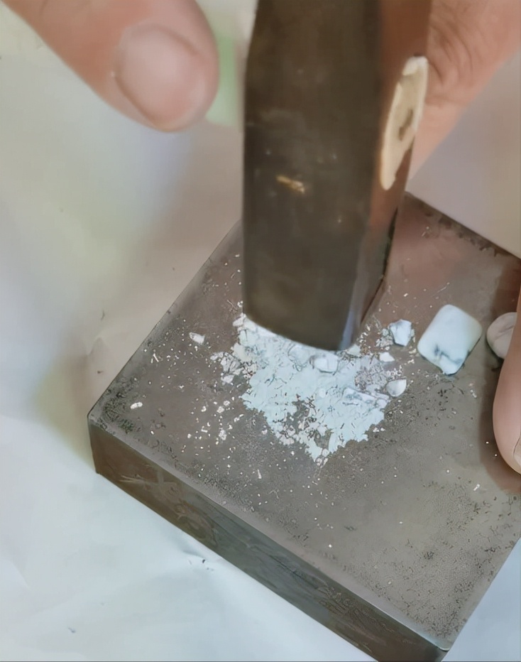 翡翠手镯表面有坑和划痕正常吗,翡翠手镯避裂镶金