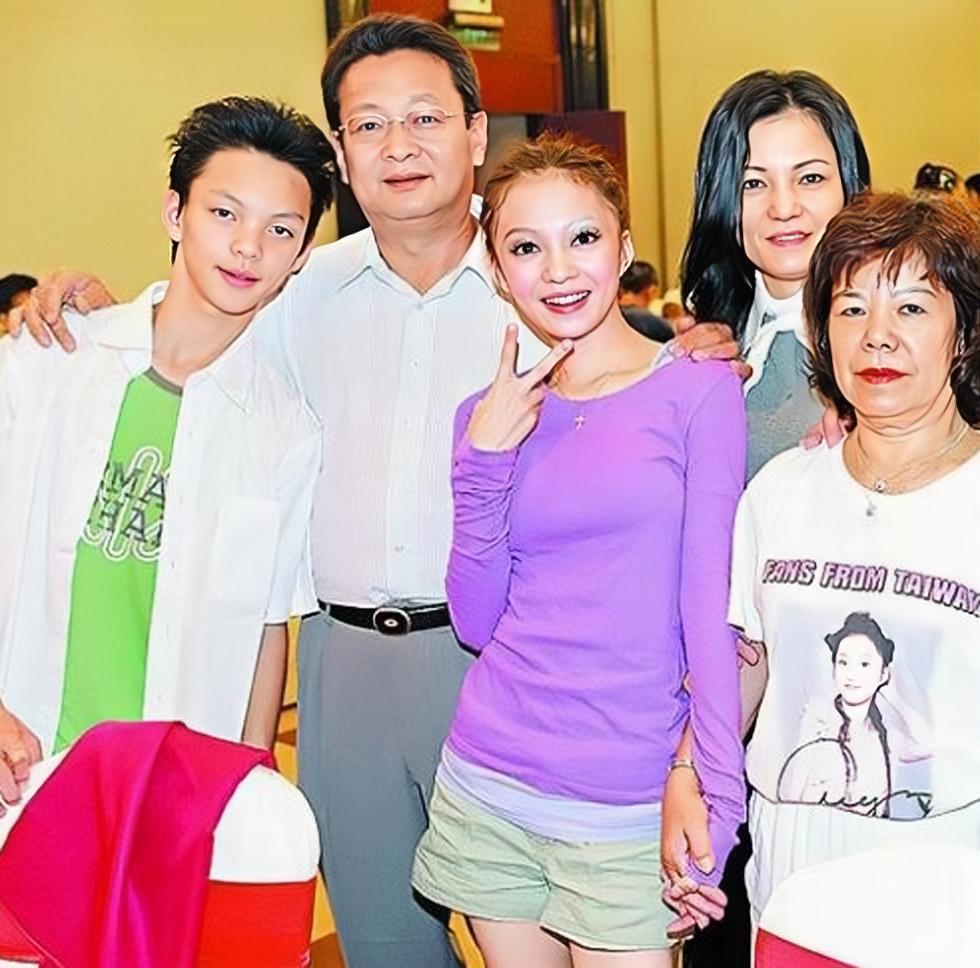 辱骂粉丝、无效宣发、卷款跑路，“家庭作坊”坑惨了这4位明星