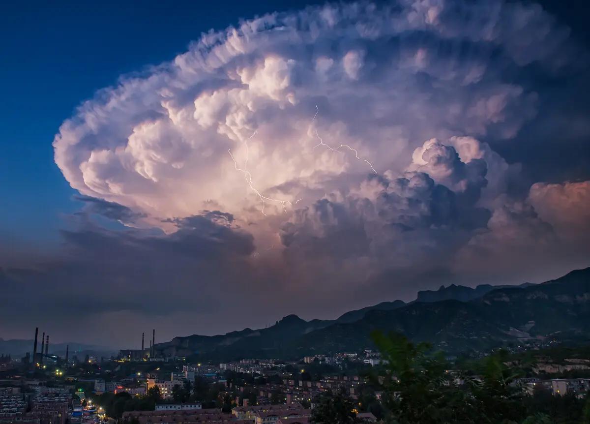 罕见“七彩祥云”现身浙江,形成条件极其苛刻,是好运的预兆吗?