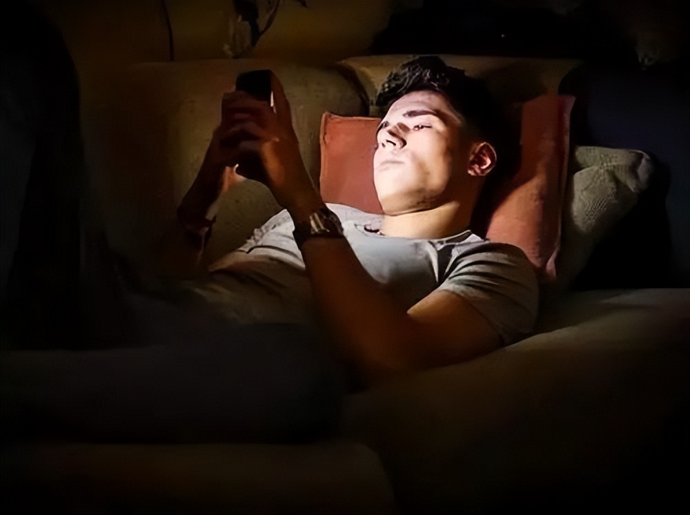 熬夜造成的老年斑长啥样,90后姑娘熬夜10年长老年斑谣言