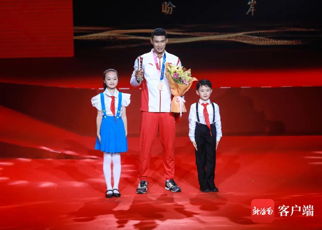 满满的感动夜空中最亮的星朗诵,满满的感动特别暖心