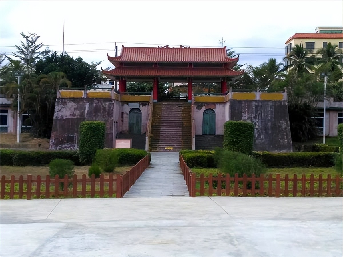 干部发现山头长得像毛主席，孔令华初见落泪，李讷感叹：太像了