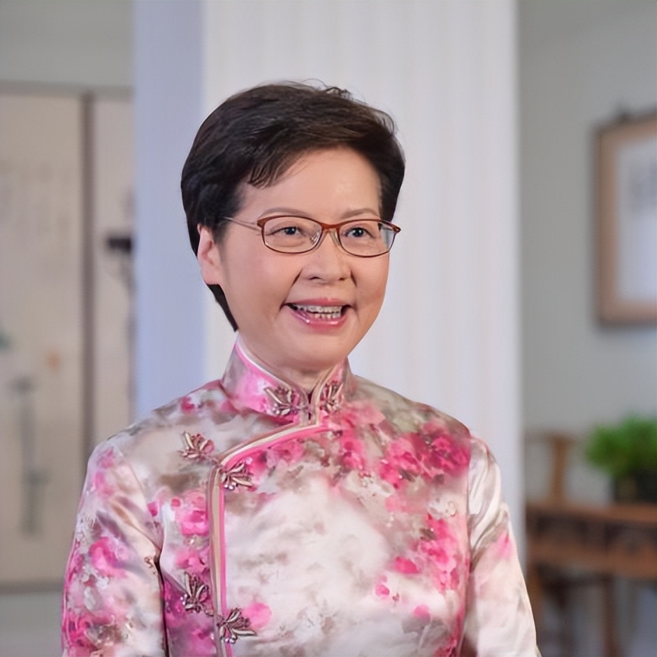 香港前特首林郑月娥，年薪约521万港币，为什么工作42年未买房？