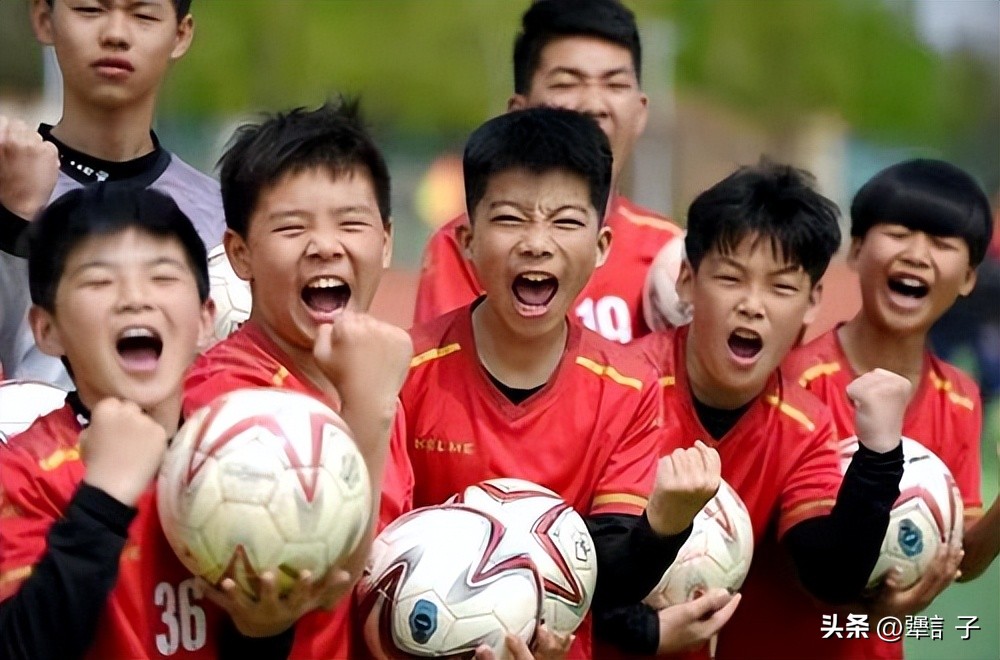 足球为什么深受大众的喜爱,为什么足球那么受全世界人欢迎