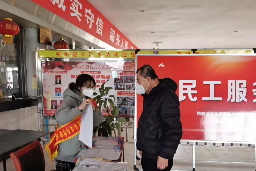 年关送农民工礼包,市人社局到村慰问农民工