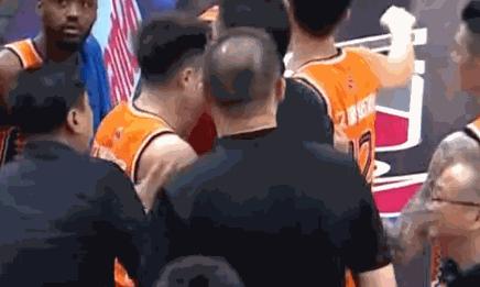 李春江提前猜到杨鸣的绝杀战术，指挥刘铮机智走位断掉赵继伟运球