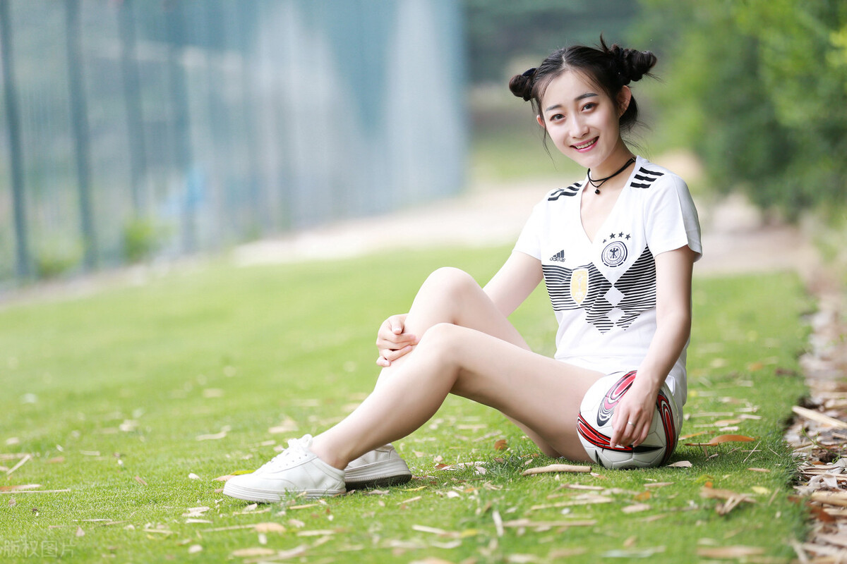 足球宝贝晒美照,欧洲杯足球宝贝最火的照片