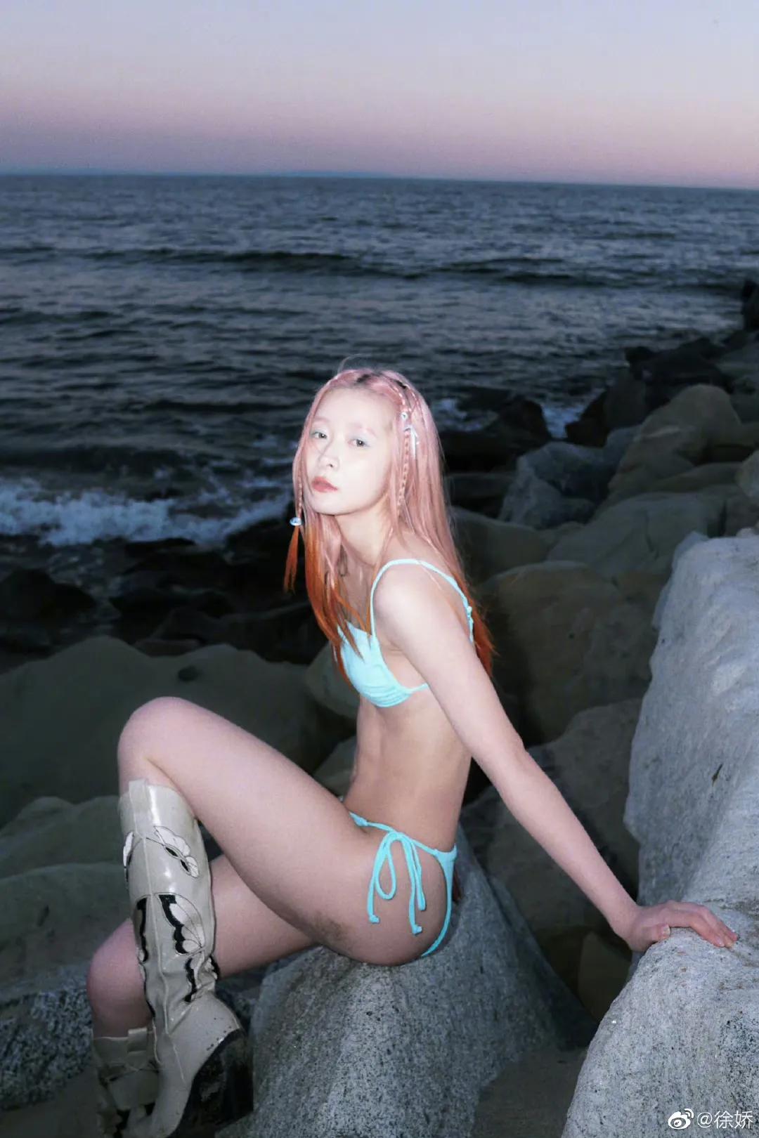 星爷干女儿徐娇海边泳装照片，“太暴露”？引发热议