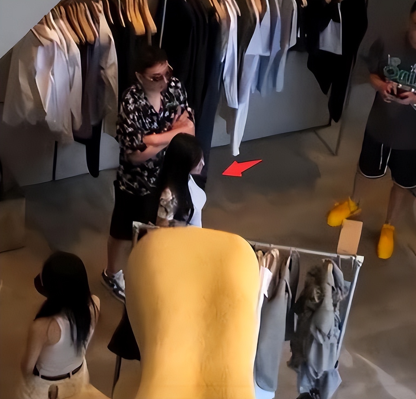 王思聪携四位女友高调逛街,王思聪新女友晒照大秀身材