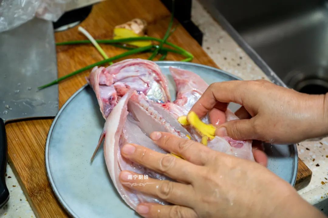 煎什么鱼不粘锅最好,教你一招煎出的鱼不破皮不粘锅