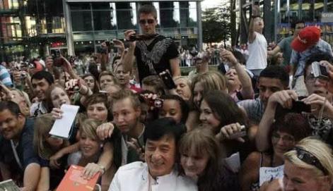 同样是成龙基因，把林凤娇儿子和吴绮莉女儿一对比，差距就出来了