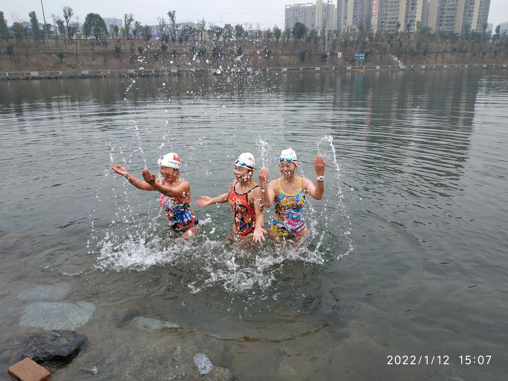 湘西欢乐冬泳人——向怀化水上部落“碉堡村”致敬