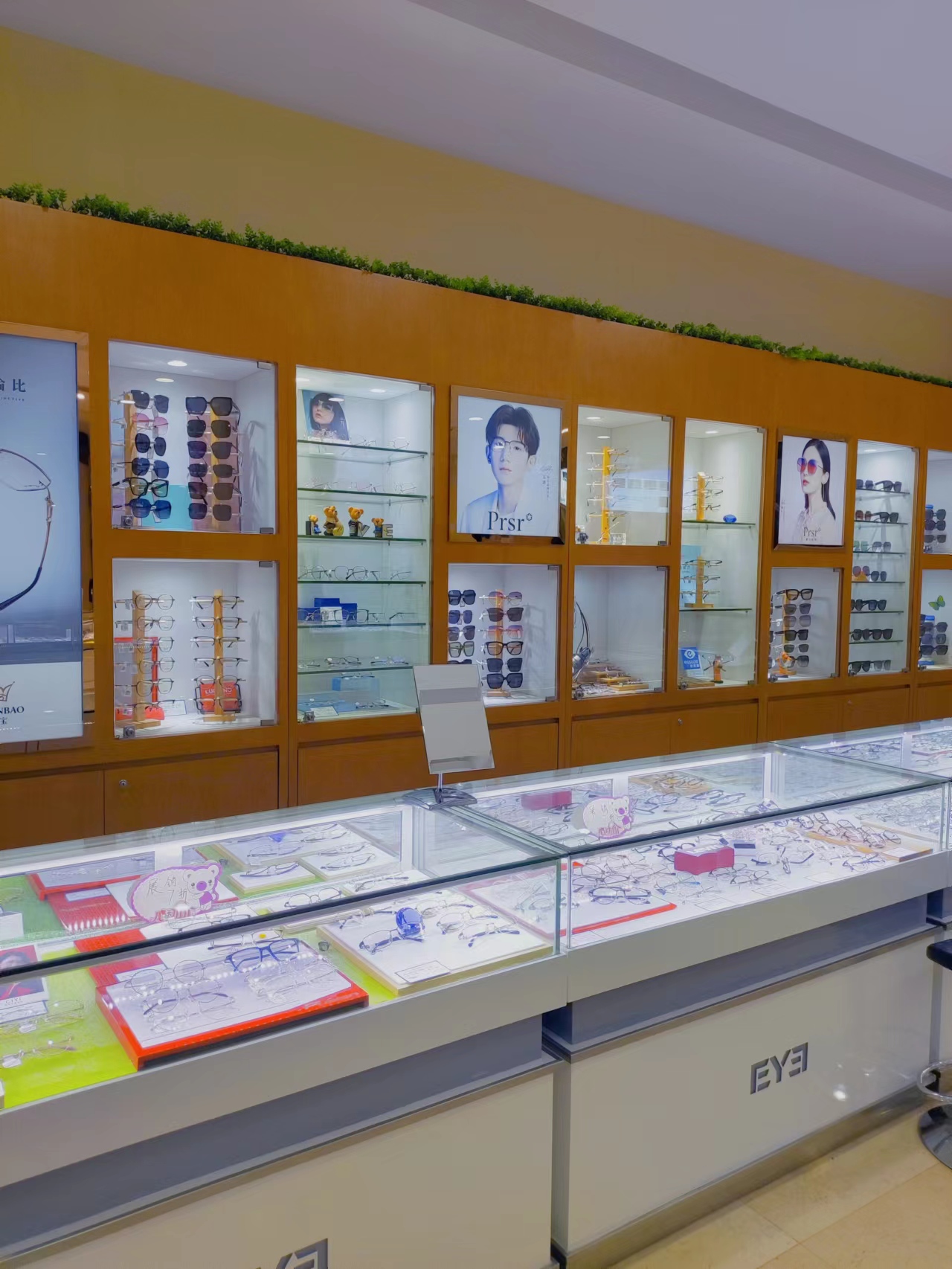 1000预算选镜片蔡司还是依视路,配镜片明月