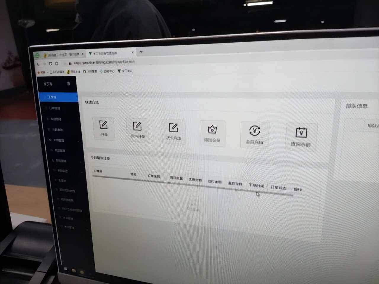 商场负二层停车库,商场负二楼