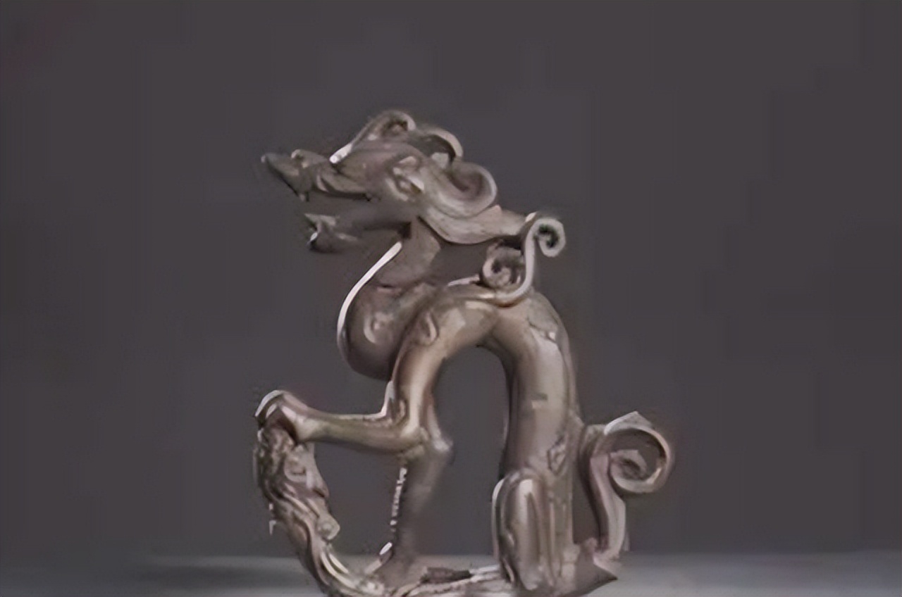 老汉田里挖出铜龙,老汉遗体挖出青铜龙