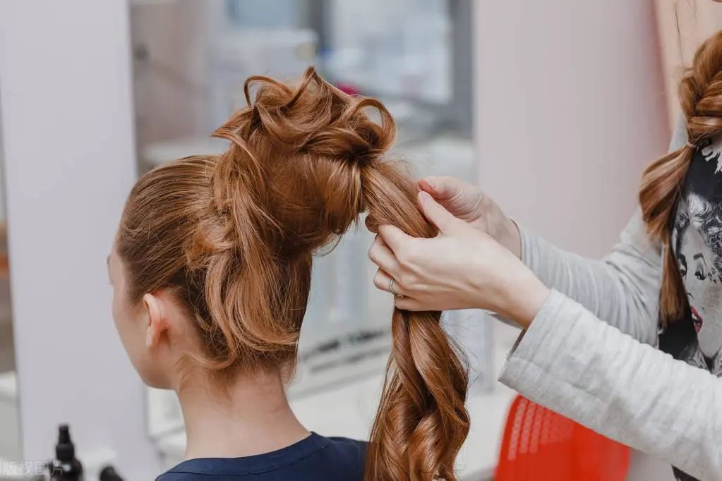 染完头发头皮头屑大块怎么处理,染头膏染完头发很痒有头屑怎么办