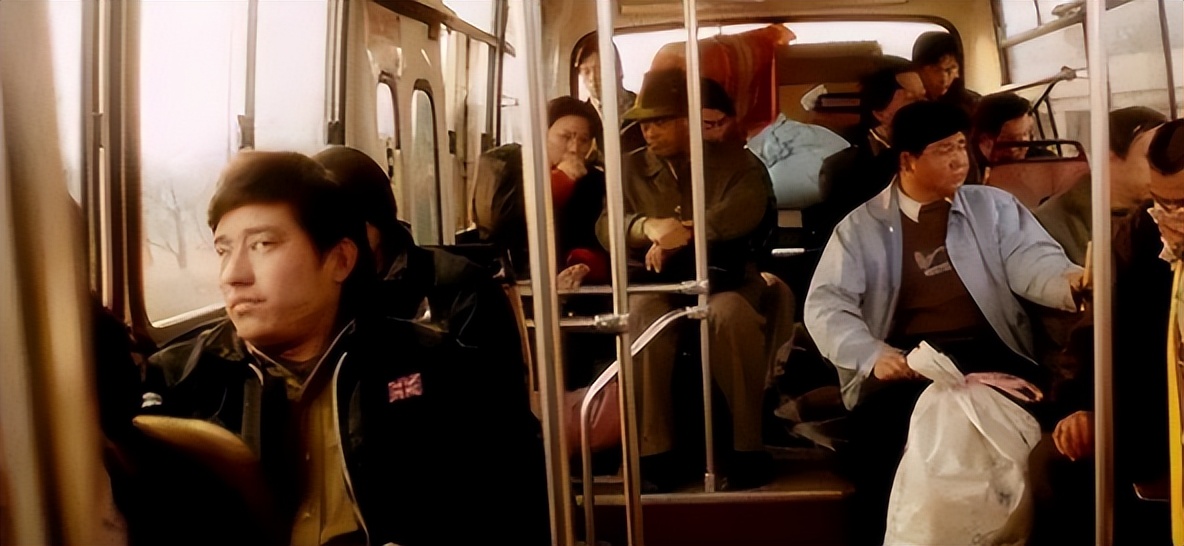 江苏“716”抢劫轮奸案，两名女性惨遭8人轮奸，40名乘客熟视无睹