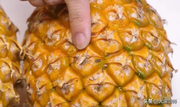 果农教你如何区分菠萝与凤梨,菠萝尝起来酸的还是甜的