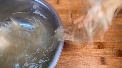 水煎包要想好吃，关键记住这两点，底部金黄，蓬松柔软，馅料鲜美