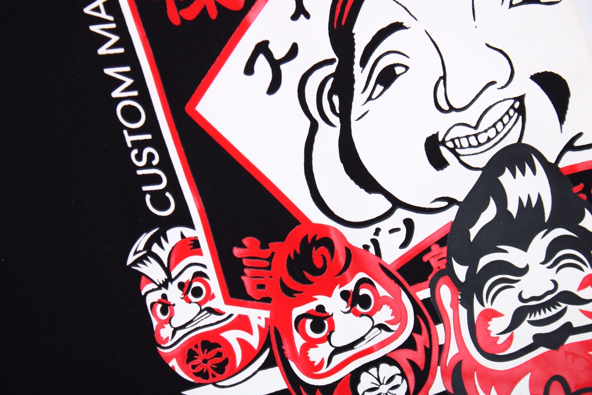 Evisu达摩印花短袖T恤这件T恤的侧面印花生动地勾勒出达摩图案