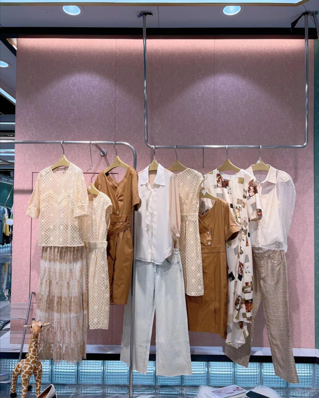 AITU.艾托澳夏季品牌折扣女装桑蚕丝连衣裙上衣裤裙穿搭