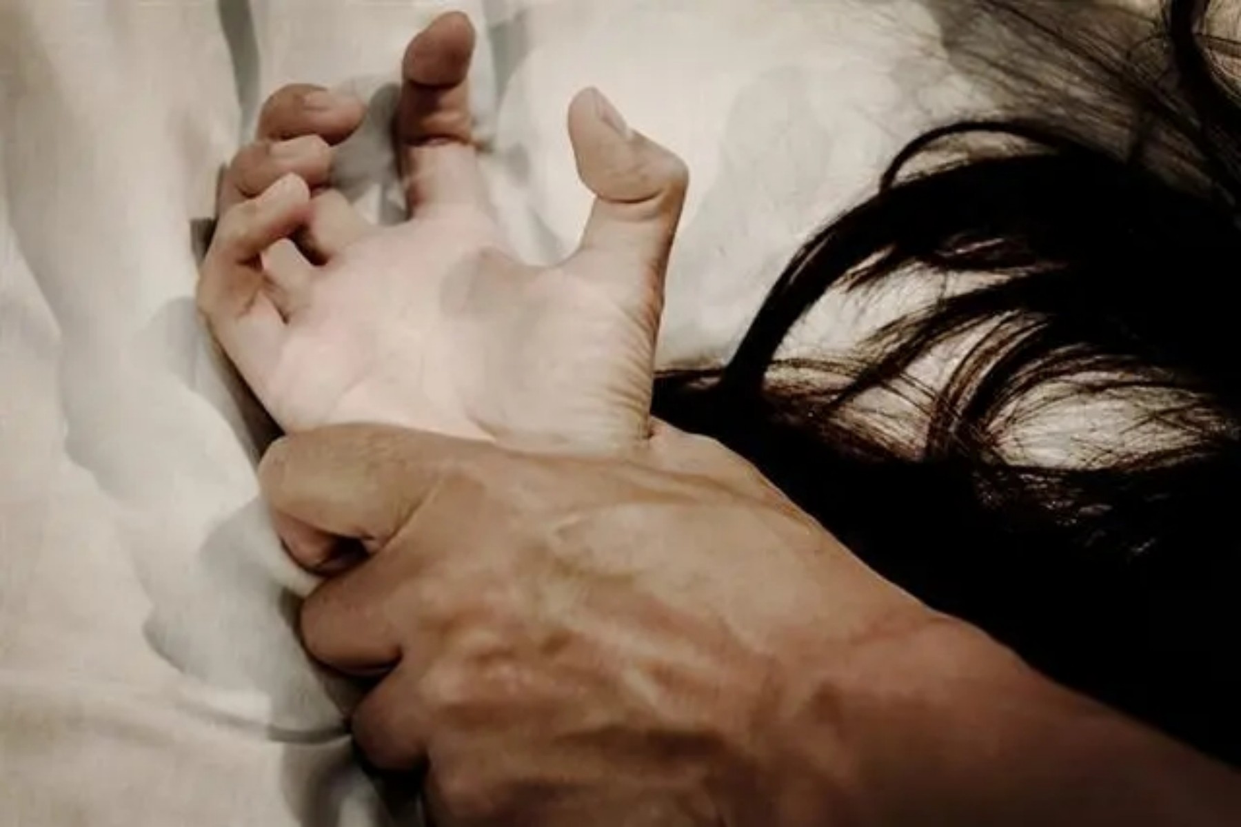 男子侵犯亲生女儿，被抓时拒不认账，声称：她想当网红才举报我