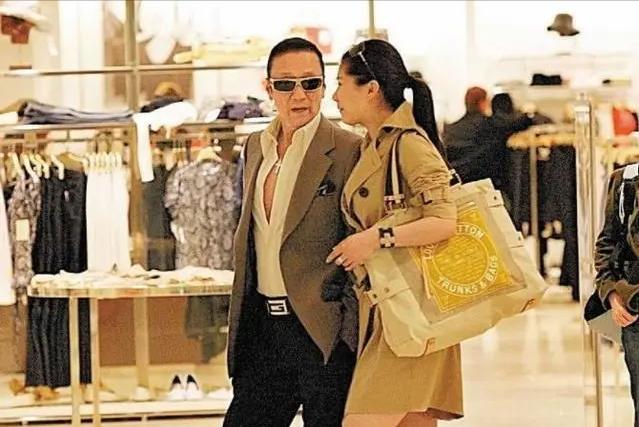 被谢贤养了12年无果，用青春换来2000万，如今38岁的Coco怎么样了