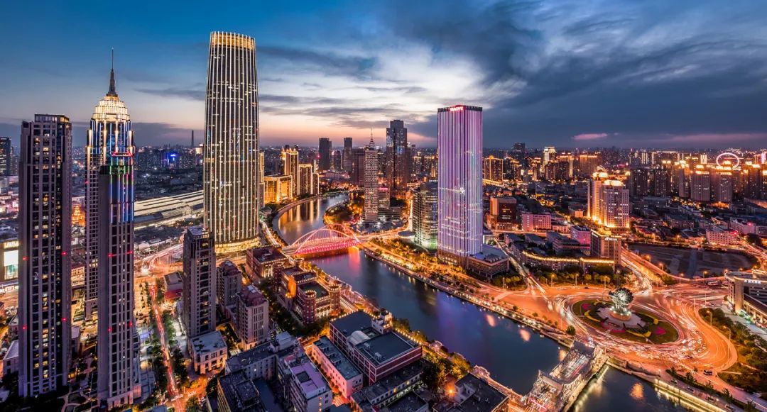 在这座“万年老二”的城市里，只有精神，没有内耗