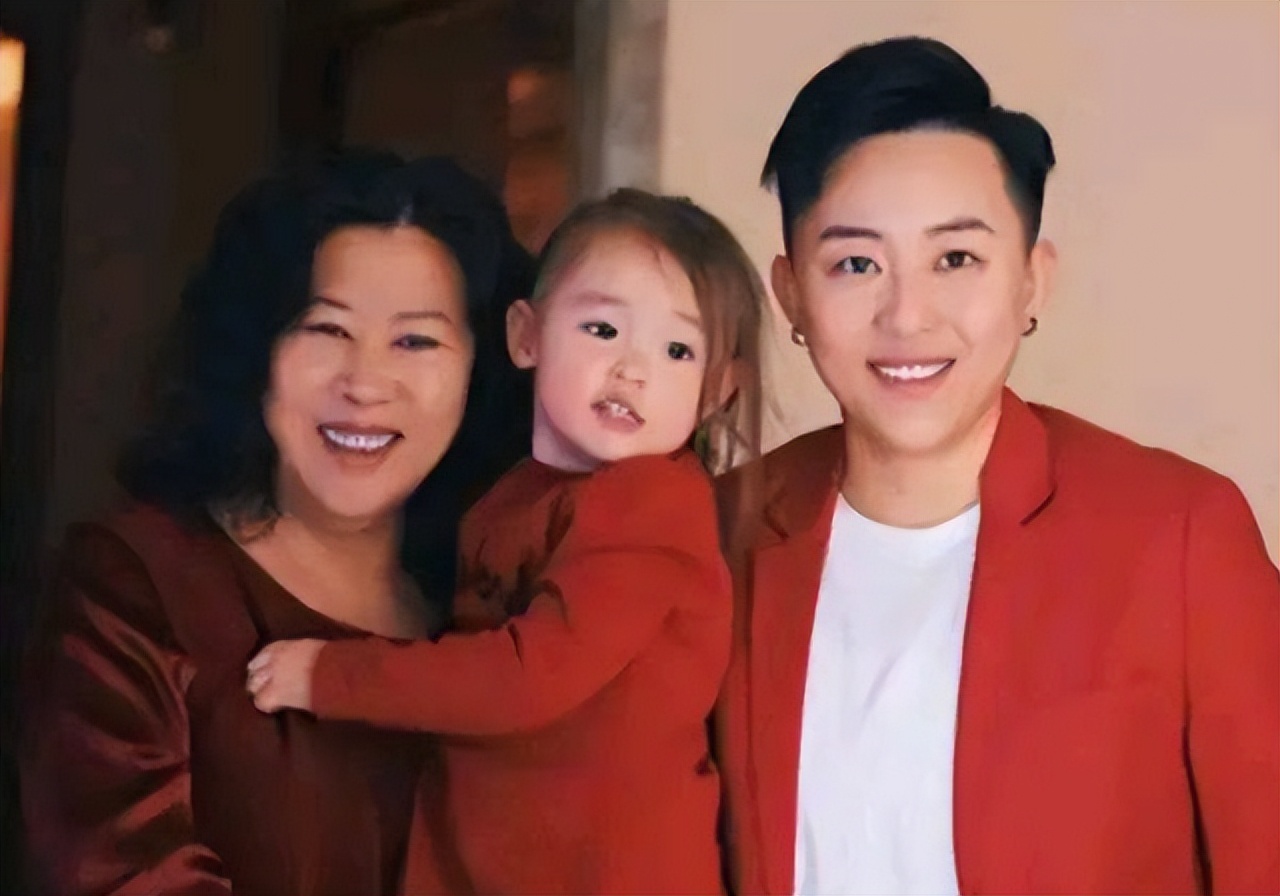 4年前，那个花50万买精子生五国混血的吉林妈妈，如今生活怎样了