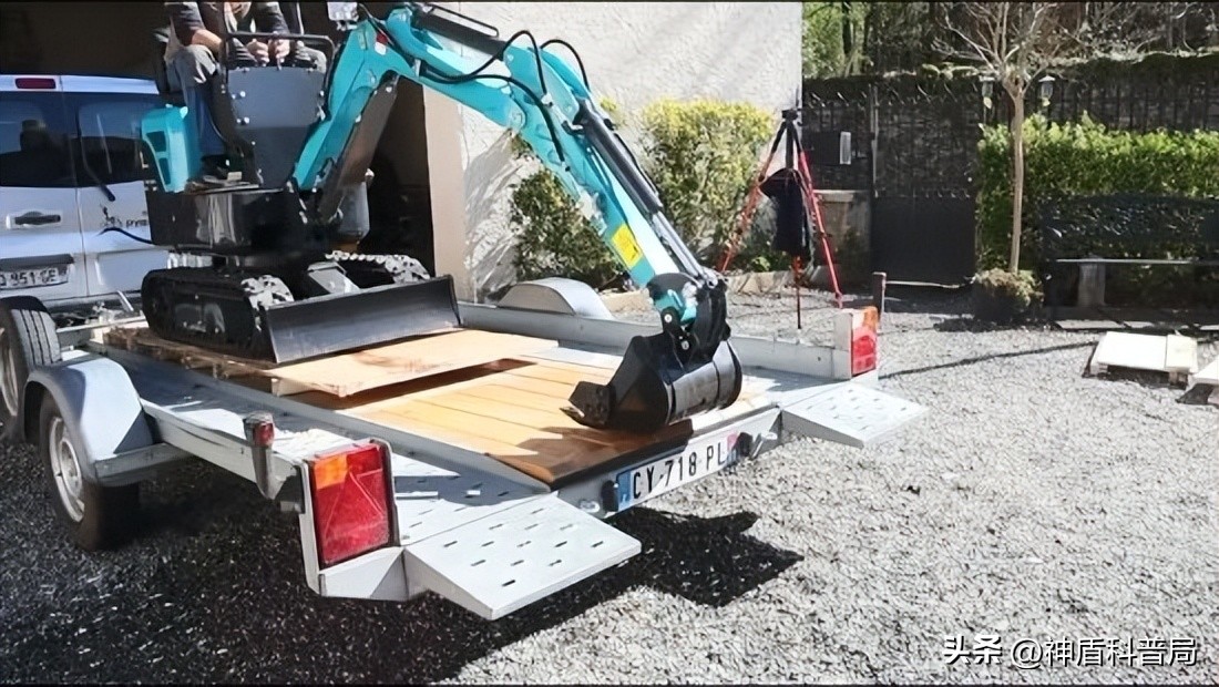 法国大爷网购中国迷你挖掘机,美国大爷买挖掘机