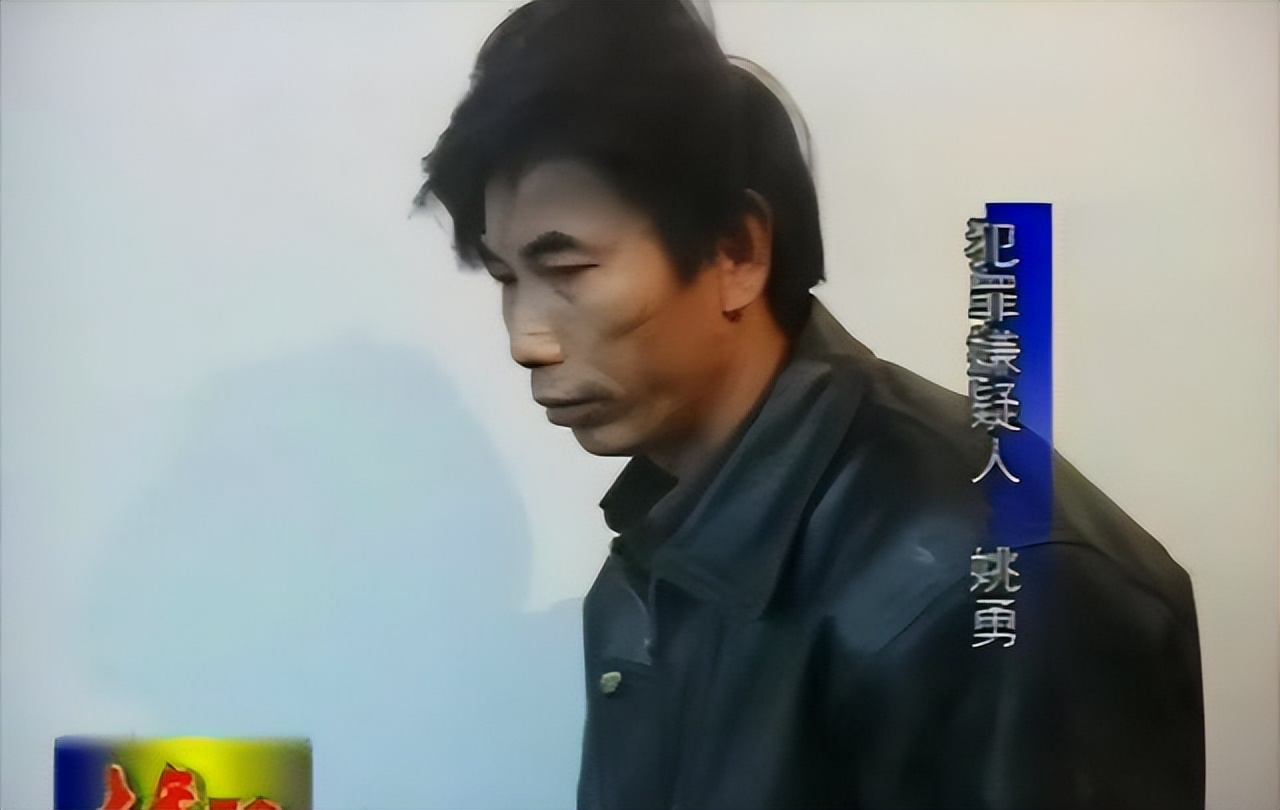 成都赤脚医生为控制女友，竟在对方*体下**上了把锁，自己用时才打开