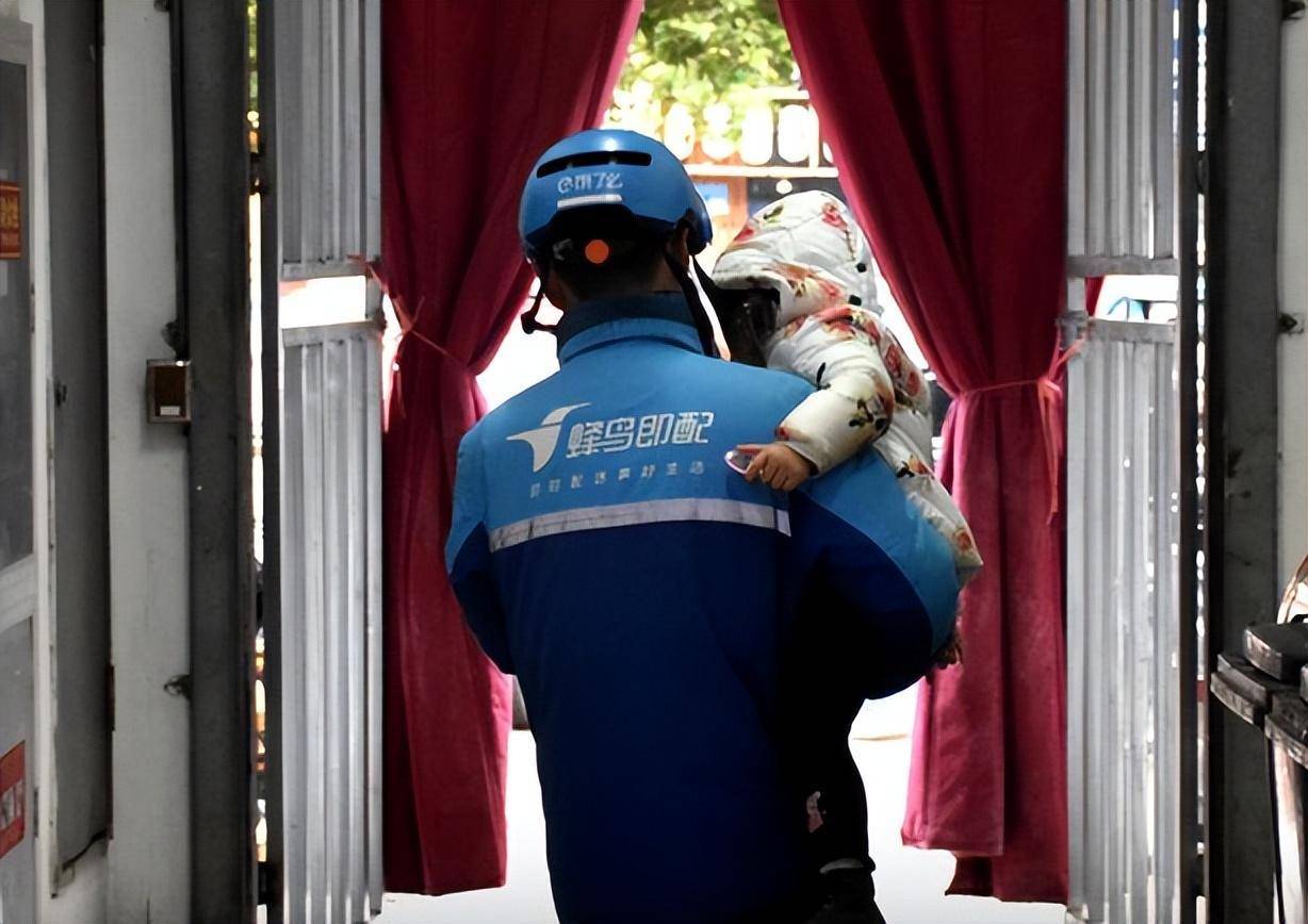 安徽送外卖小哥带着女儿,90后小哥带着孩子送外卖后续