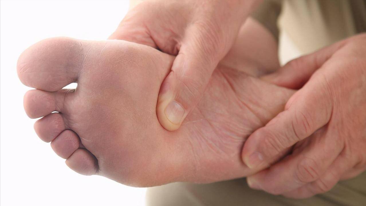 小孩脚底板磨出茧子走路特别疼,脚底板爱进风什么原因