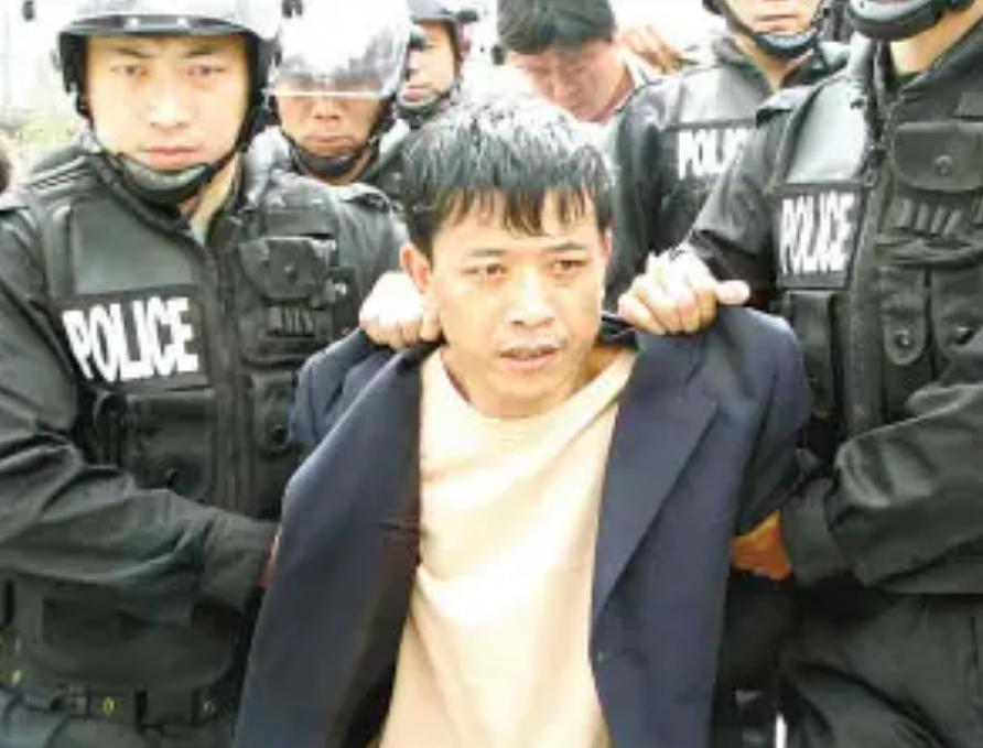 盗银行200万现金案件 (银行柜员盗取现金133万)