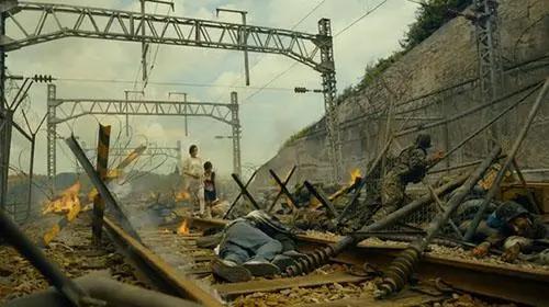 《釜山行》：经典的丧尸片之一，原本有个更悲惨的结局