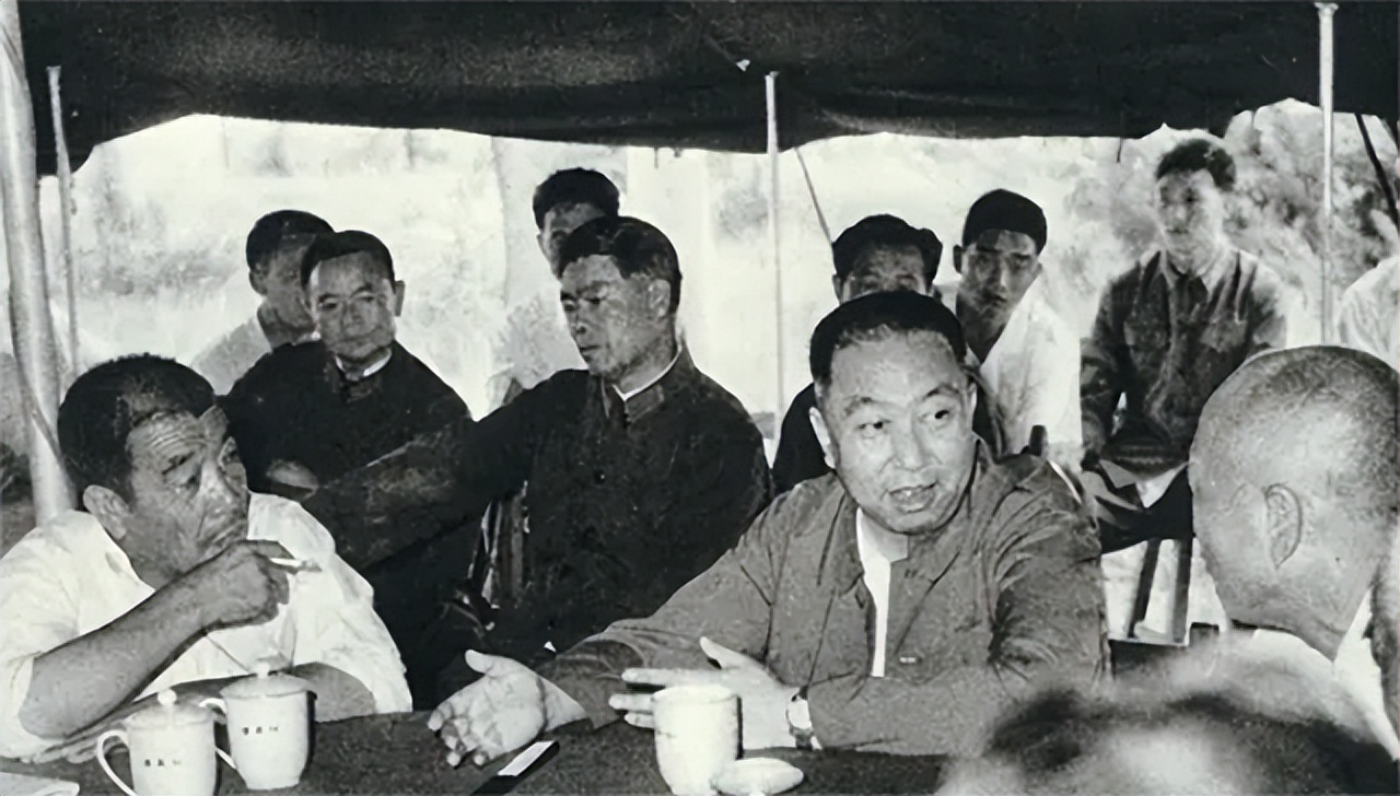 74年*国锋华**衣着朴素参加家长会，工人家长问其贵姓，答：中华的华